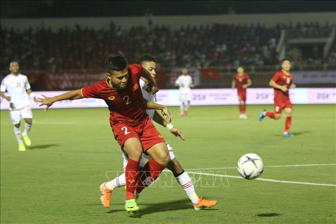Trong ảnh: Pha tranh bóng giữa cầu thủ Lê Bảo Ngọc (số 2 - Việt Nam) với cầu thủ đội tuyển U22 UAE.
Ảnh: Thanh Vũ - TTXVN
