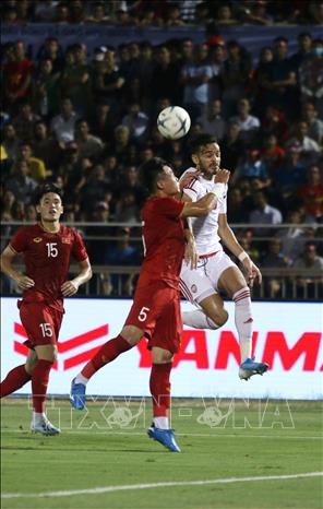 Trong ảnh: Pha tranh bóng trên không giữa cầu thủ đội tuyển U 22 Việt Nam với cầu thủ đội tuyển U22 UAE. Ảnh: Thanh Vũ - TTXVN

