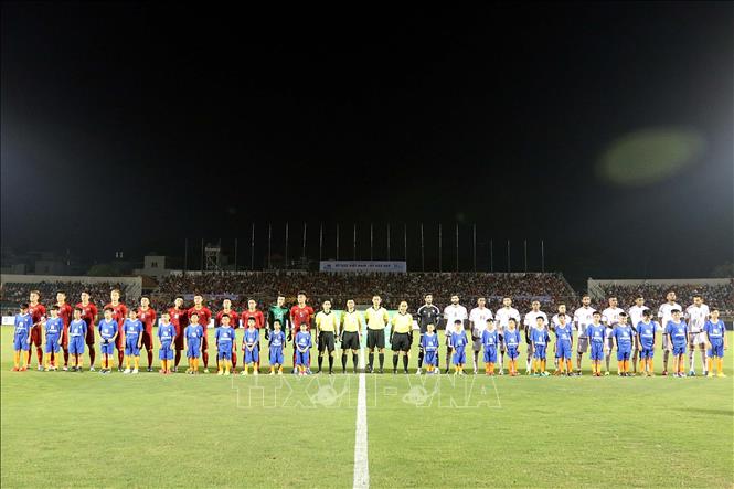 Trong ảnh: Các cầu thủ đội tuyển U22 Việt Nam và cầu thủ đội tuyển U22 UAE trước trận đấu. Ảnh: Thanh Vũ - TTXVN
