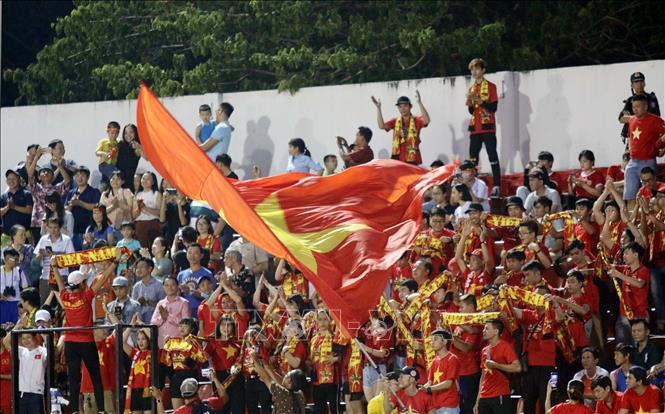 Trong ảnh: Đông đảo khán giả trong nước cổ vũ đội tuyển U22 Việt Nam trong trận cầu gặp đội tuyển U22 UAE. Ảnh: Thanh Vũ - TTXVN
