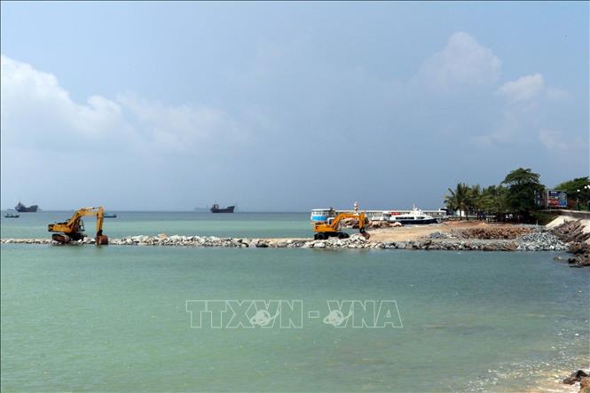 San lấp biển Vũng Tàu cho dự án Cụm dịch vụ ga cáp treo và thủy cung Hòn Ngưu ngay sát bãi tắm bãi Trước. Ảnh: Đoàn Mạnh Dương-TTXVN