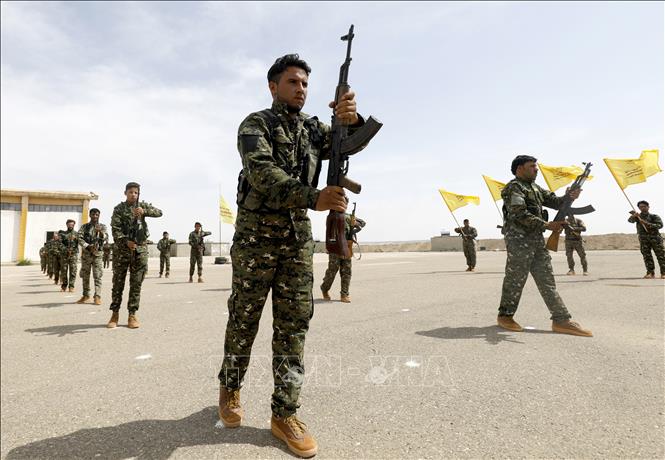 Trong ảnh (tư liệu): Các tay súng thuộc Các lực lượng dân chủ Syria (SDF) do người Kurd đứng đầu tham gia một sự kiện ở al-Kasrah, ngoại ô thành phố Deir Ezzor, Syria. Ảnh: AFP/TTXVN