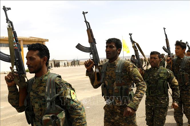 Trong ảnh (tư liệu): Thành viên Các lực lượng dân chủ Syria (SDF) do người Kurd đứng đầu tham gia một sự kiện ở al-Kasrah, ngoại ô thành phố Deir Ezzor, Syria. Ảnh: AFP/TTXVN