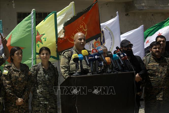 Trong ảnh (tư liệu): Thành viên Các lực lượng dân chủ Syria (SDF) do người Kurd đứng đầu tại một sự kiện ở al-Kasrah, ngoại ô thành phố Raqa, Syria. Ảnh: AFP/TTXVN