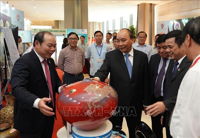 Trong ảnh: Thủ tướng Nguyễn Xuân Phúc và các đại biểu tham quan gian trưng bày các sản phẩm thủ công mỹ nghệ tại hội nghị. Ảnh: Lâm Khánh – TTXVN