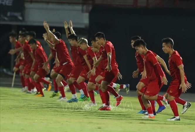 Các tuyển thủ Việt Nam khởi động. Ảnh: Hoàng Linh - TTXVN