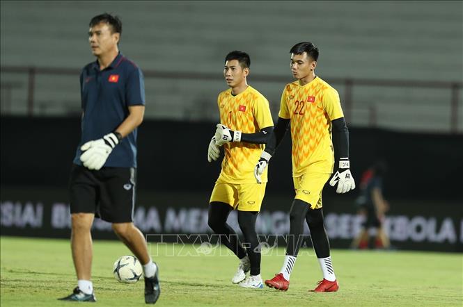 2 thủ môn Nguyễn Tuấn Mạnh (1) và Phạm Văn Cường (22). Ảnh: Hoàng Linh - TTXVN