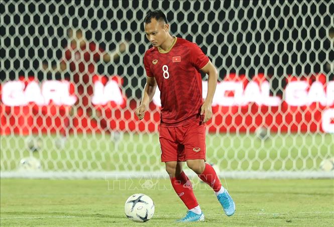 Tiền vệ Nguyễn Trọng Hoàng tập luyện với bóng. Ảnh: Hoàng Linh - TTXVN