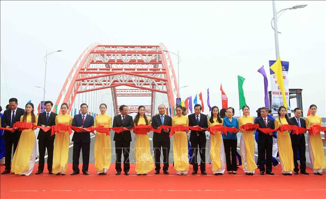 Trong ảnh: Thủ tướng Nguyễn Xuân Phúc và các đại biểu cắt băng thông xe kỹ thuật cầu Hoàng Văn Thụ. Ảnh: An Đăng - TTXVN