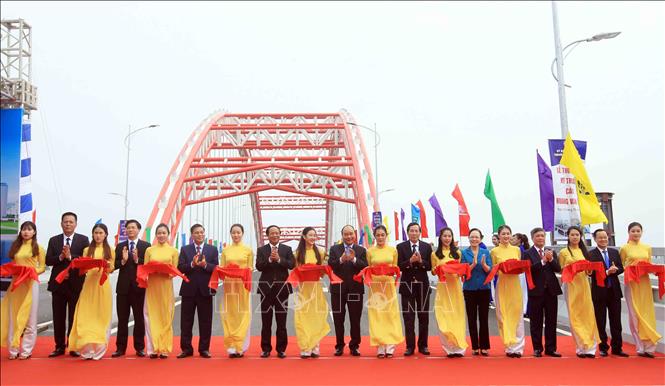 Trong ảnh: Thủ tướng Nguyễn Xuân Phúc và các đại biểu cắt băng thông xe kỹ thuật cầu Hoàng Văn Thụ. Ảnh: An Đăng - TVXVN
