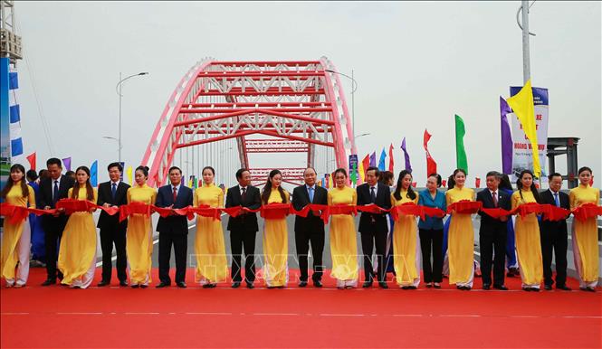 Trong ảnh: Thủ tướng Nguyễn Xuân Phúc và các đại biểu cắt băng thông xe kỹ thuật cầu Hoàng Văn Thụ. Ảnh: Doãn Tấn - TTXVN