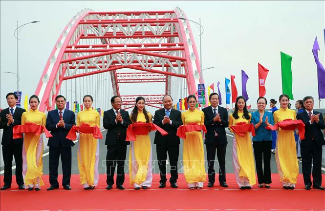 Trong ảnh: Thủ tướng Nguyễn Xuân Phúc và các đại biểu cắt băng thông xe kỹ thuật cầu Hoàng Văn Thụ. Ảnh: Doãn Tấn - TTXVN