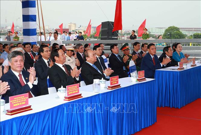 Trong ảnh: Thủ tướng Nguyễn Xuân Phúc và các đại biểu dự Lễ thông xe kỹ thuật cầu Hoàng Văn Thụ. Ảnh: Doãn Tấn - TTXVN