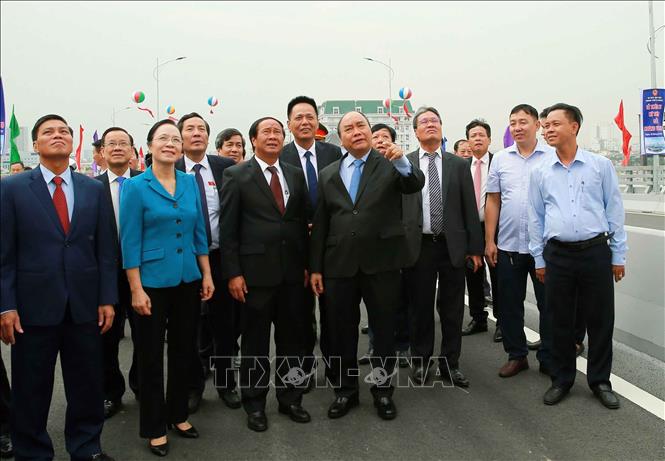 Trong ảnh: Thủ tướng Nguyễn Xuân Phúc và các đại biểu dự Lễ thông xe kỹ thuật cầu Hoàng Văn Thụ. Ảnh: Doãn Tấn - TTXVN