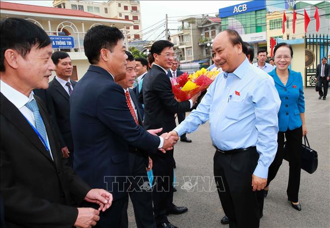 Trong ảnh: Thủ tướng Nguyễn Xuân Phúc với các cử tri huyện Thủy Nguyên, thành phố Hải Phòng. Ảnh: Doãn Tấn - TTXVN