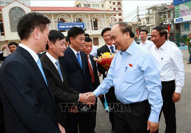 Trong ảnh: Thủ tướng Nguyễn Xuân Phúc với các cử tri huyện Thủy Nguyên, thành phố Hải Phòng. Ảnh: Doãn Tấn - TTXVN