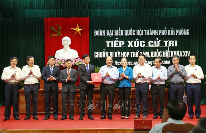 Trong ảnh: Thủ tướng Nguyễn Xuân Phúc tặng quà lưu niệm cho cử tri huyện Thủy Nguyên. Ảnh: Doãn Tấn - TTXVN