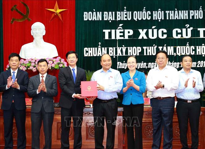 Trong ảnh: Thủ tướng Nguyễn Xuân Phúc tặng quà lưu niệm cho cử tri huyện Thủy Nguyên. Ảnh: Doãn Tấn - TTXVN