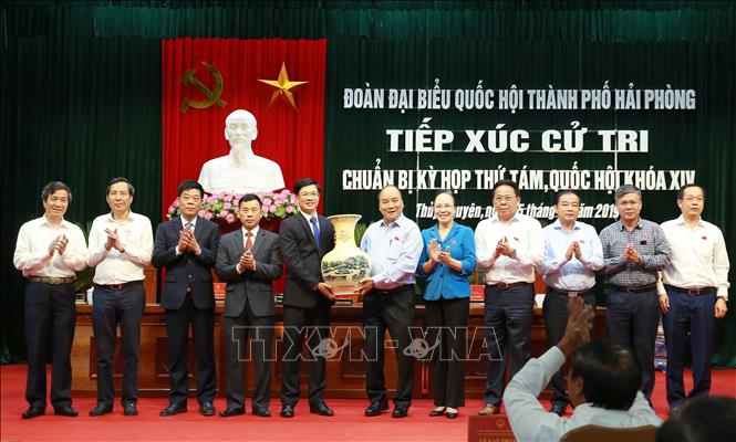 Trong ảnh: Thủ tướng Nguyễn Xuân Phúc tặng quà lưu niệm cho cử trii huyện Thủy Nguyên. Ảnh: Doãn Tấn - TTXVN