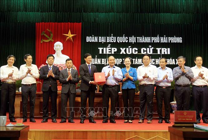 Trong ảnh: Thủ tướng Nguyễn Xuân Phúc tặng quà lưu niệm cho huyện Thủy Nguyên, thành phố hải Phòng. Ảnh: An Đăng - TTXVN