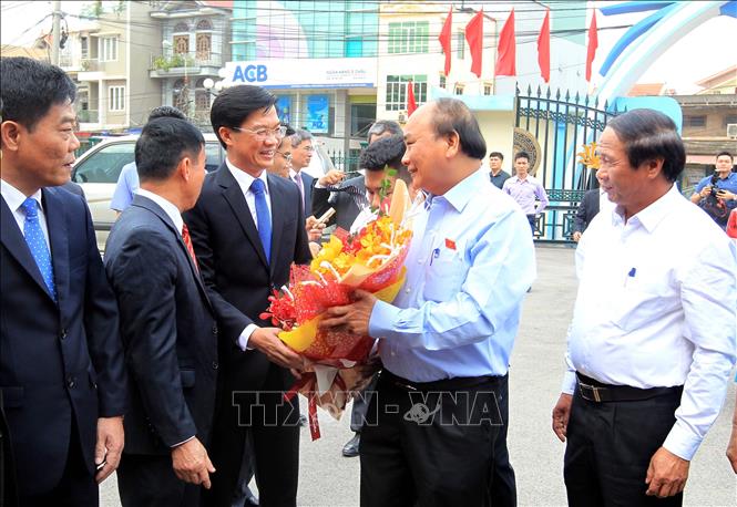 Trong ảnh: Cử tri huyện Thủy Nguyên, thành phố Hải Phòng đón Thủ tướng Nguyễn Xuân phúc. Ảnh: An Đăng - TTXVN