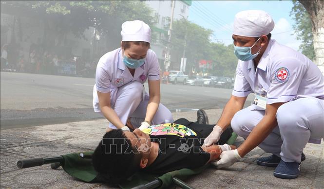 Trong ảnh: Nạn nhân bị thương được chăm sóc y tế. Ảnh: Nguyễn Dũng – TTXVN