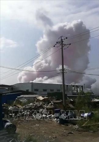 Trong ảnh: Khói bốc lên sau vụ nổ nhà máy hóa chất ở huyện Lục Xuyên thuộc thị trấn Ngọc Lâm, Khu tự trị dân tộc Choang Quảng Tây, Trung Quốc ngày 15/10/2019. Ảnh: CCTV/TTXVN
