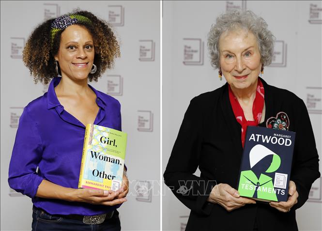 Trong ảnh: Hai nữ văn sĩ đoạt giải thưởng Booker 2019 Bernardine Evaristo (trái) với tác phẩm 