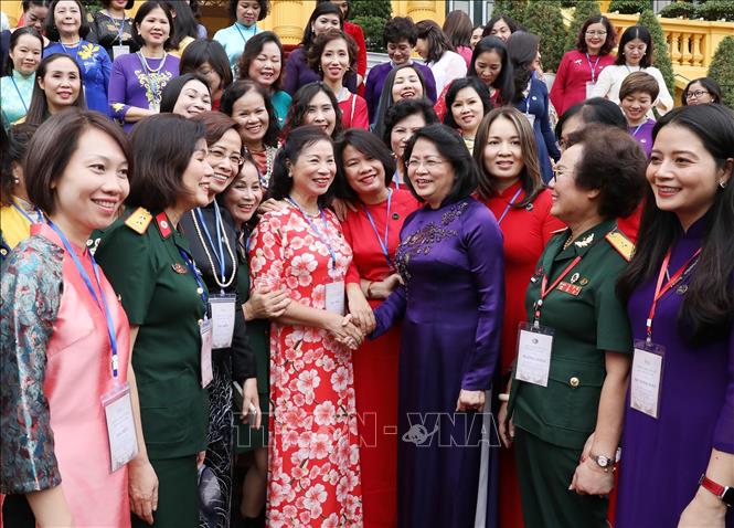 Trong ảnh: Phó Chủ tịch nước Đặng Thị Ngọc Thịnh với các đại biểu nữ doanh nhân cựu chiến binh và nữ doanh nhân thành phố Hà Nội. Ảnh: Lâm khánh – TTXVN
