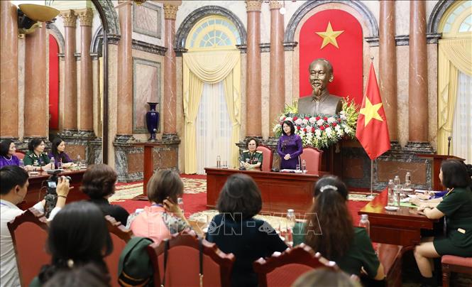 Trong ảnh: Phó Chủ tịch nước Đặng Thị Ngọc Thịnh nói chuyện với các đại biểu nữ doanh nhân cựu chiến binh và nữ doanh nhân thành phố Hà Nội. Ảnh: Lâm khánh – TTXVN