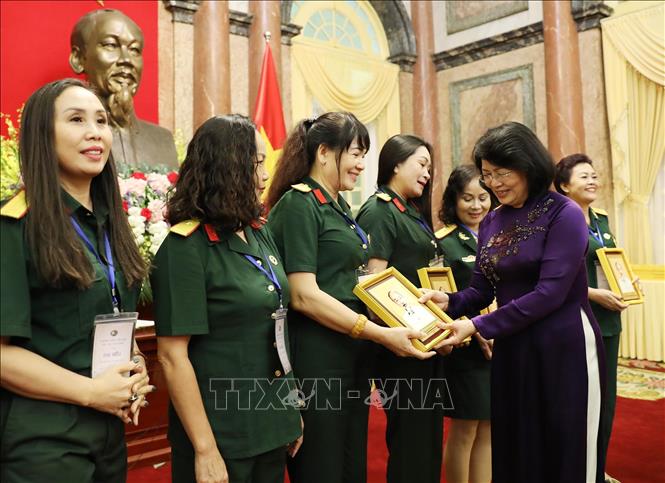 Trong ảnh: Phó Chủ tịch nước Đặng Thị Ngọc Thịnh trao bức chân dung Chủ tịch Hồ Chí Minh tặng các đại biểu. Ảnh: Lâm khánh – TTXVN