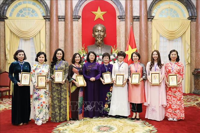 Trong ảnh: Phó Chủ tịch nước Đặng Thị Ngọc Thịnh trao bức chân dung Chủ tịch Hồ Chí Minh tặng các đại biểu. Ảnh: Lâm khánh – TTXVN