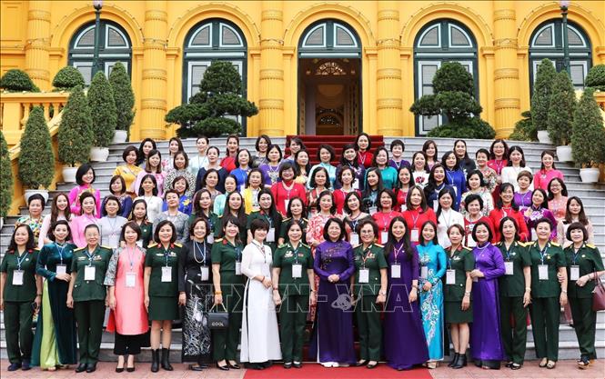 Trong ảnh: Phó Chủ tịch nước Đặng Thị Ngọc Thịnh với các đại biểu nữ doanh nhân cựu chiến binh và nữ doanh nhân thành phố Hà Nội. Ảnh: Lâm khánh – TTXVN