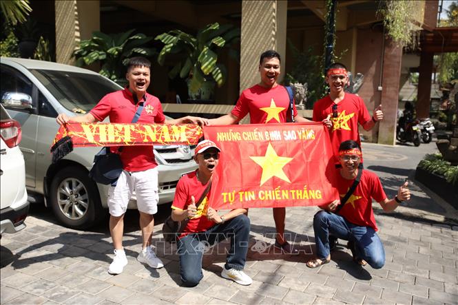 Trong ảnh: CĐV đến sân vận động Kapten I Wayan Dipta cổ vũ đội tuyển Việt Nam. Ảnh: Hoàng Linh - TTXVN