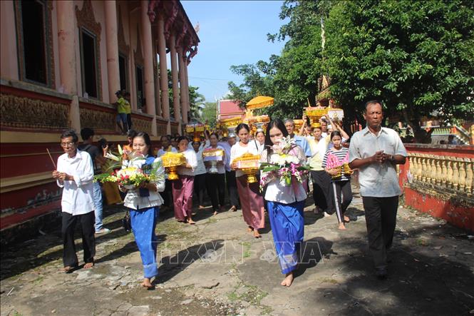 Trong ảnh: Trước khi các vật phẩm được dâng lên chư tăng, sư sãi thì đám rước Kathina diễu 3 vòng quanh chánh điện để chứng minh công đức được viên mãn. Ảnh: Chanh Đa -TTXVN 