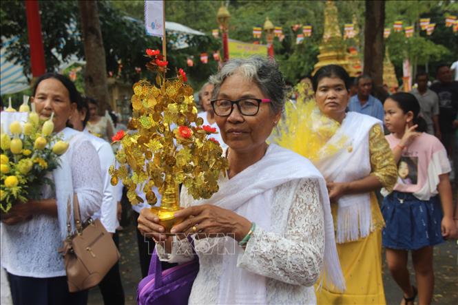 Trong ảnh: Vật phẩm được cư dân bổn sóc dâng lên sư sãi trong lễ Kathina. Ảnh: Chanh Đa -TTXVN 