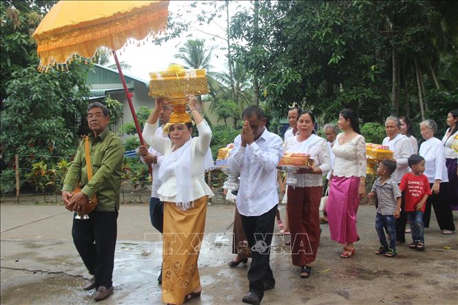 Trong ảnh: Một đám rước Kathina ngoài gia đình của Phật tử chủ lễ, còn luôn thu hút được nhiều cư dân bổn sóc tham dự. Ảnh: Chanh Đa -TTXVN 