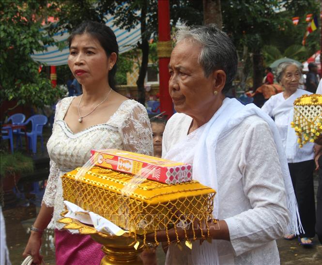 Trong ảnh: Vật phẩm được cư dân bổn sóc dâng lên sư sãi trong lễ Kathina. Ảnh: Chanh Đa -TTXVN 