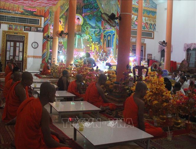 Trong ảnh: Các vật phẩm trong lễ Kathina được Phật tử dâng lên sư sãi sau 3 tháng An cư kiết hạ. Ảnh: Chanh Đa -TTXVN 