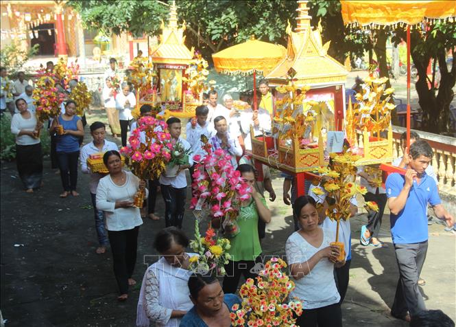 Trong ảnh: Trước khi các vật phẩm được dâng lên chư tăng, sư sãi thì đám rước Kathina diễu 3 vòng quanh chánh điện để chứng minh công đức được viên mãn. Ảnh: Chanh Đa -TTXVN 