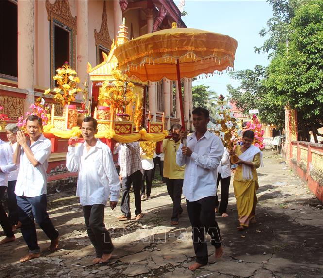 Trong ảnh: Trước khi các vật phẩm được dâng lên chư tăng, sư sãi thì đám rước Kathina diễu 3 vòng quanh chánh điện để chứng minh công đức được viên mãn. Ảnh: Chanh Đa -TTXVN 