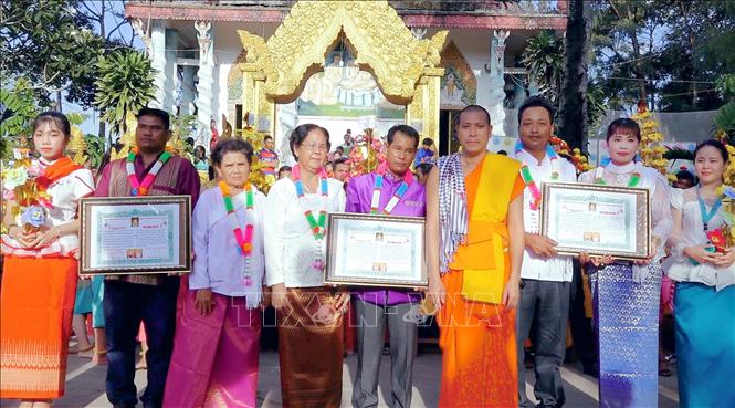 Trong ảnh: Mỗi gia đình Phật tử khi tổ chức lễ Kathina đều được bổn tự và bổn sóc ghi danh công đức. Ảnh: Chanh Đa -TTXVN 