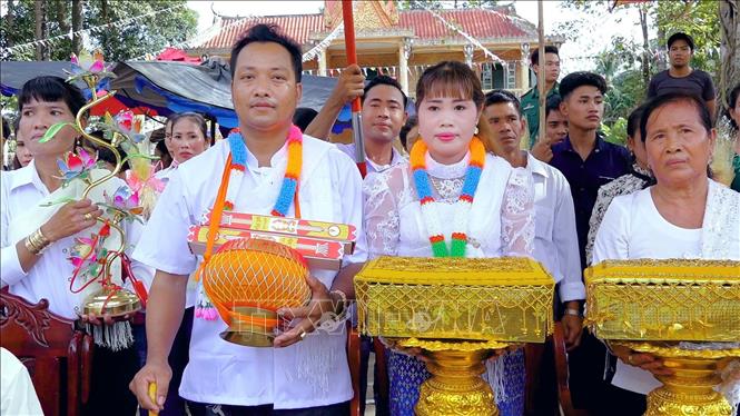 Trong ảnh: Với nhiều gia đình Phật tử Khmer, được tổ chức một lần lễ Kathina là ước nguyện của gia đình, dòng họ. Ảnh: Chanh Đa -TTXVN 