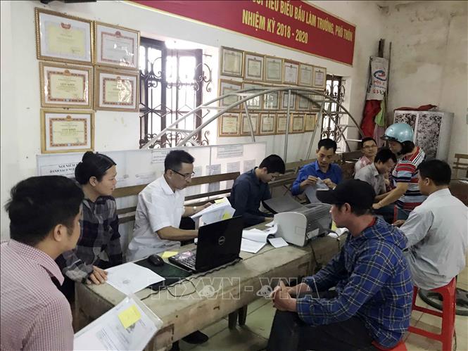 Trong ảnh: Cán bộ ngành Tài nguyên và Môi trường làm thủ tục cho người dân thôn Hữu Thanh Oai, xã Hữu Hoà, huyện Thanh Trì kê khai đất đai, tài sản gắn liền với đất trong quy trình kiểm kê đất đai và lập bản đồ hiện trạng sử dụng đất. Ảnh: Trọng Đạt – TTXVN
