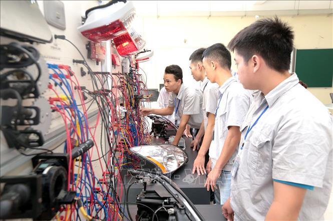 Trong ảnh: Giờ thực hành Điện công nghiệp tại Trường Cao đẳng Cơ khí nông nghiệp. Ảnh: Anh Tuấn – TTXVN