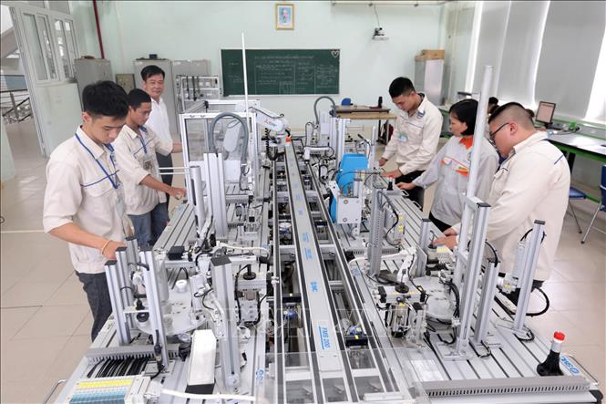 Trong ảnh: Giờ học thực hành hệ thống sản xuất linh hoạt tại Trường Cao đẳng Cơ khí nông nghiệp. Ảnh: Anh Tuấn – TTXVN