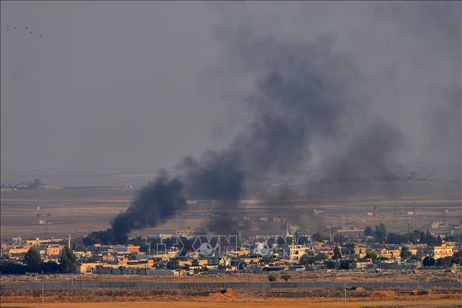 Trong ảnh: Khói bốc lên sau một cuộc tấn công của Thổ Nhĩ Kỳ tại thành phố Ras al-Ain, Syria, ngày 10/10/2019. Ảnh: THX/ TTXVN