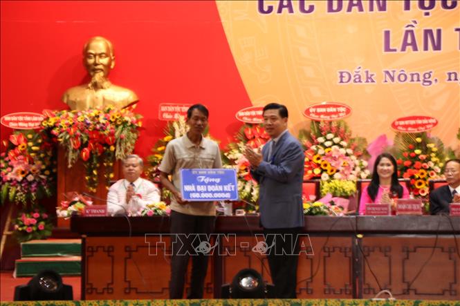 Trong ảnh: Lãnh đạo Ủy ban dân tộc tặng nhà Đại đoàn kết cho hộ nghèo tại buổi lễ. Ảnh: Ngọc Minh - TTXVN
