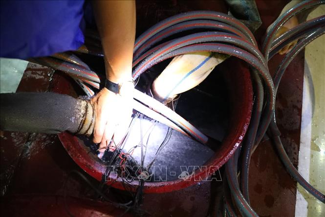 Trong ảnh: Nước sạch được bơm vào xe téc nước từ Nhà máy nước Hạ Đình đến cung cấp cho các khu dân cư lúc nửa đêm. Ảnh: Thành Đạt - TTXVN 