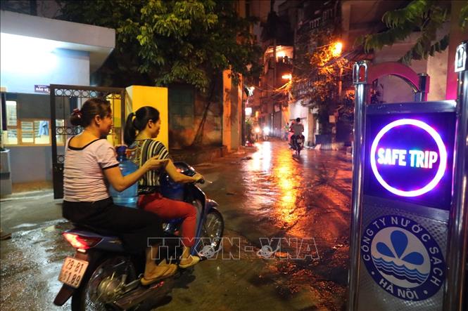 Trong ảnh: Người dân lấy nước miễn phí lúc 22g30 ngày 16/10 tại Nhà máy nước Hạ Đình (địa chỉ, số 14 Ngõ 192 Phố Hạ Đình). Ảnh: Thành Đạt - TTXVN